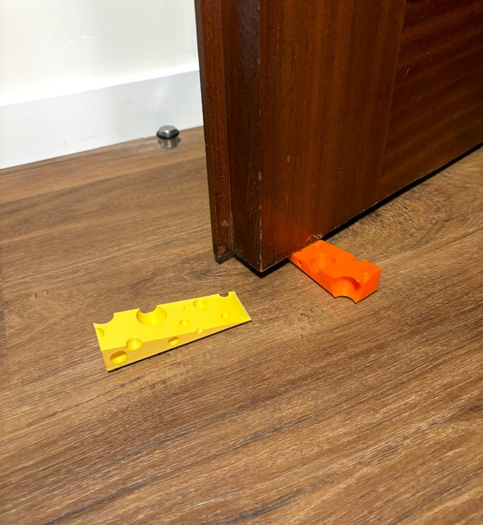 Batente/Trava portas em forma de queijo