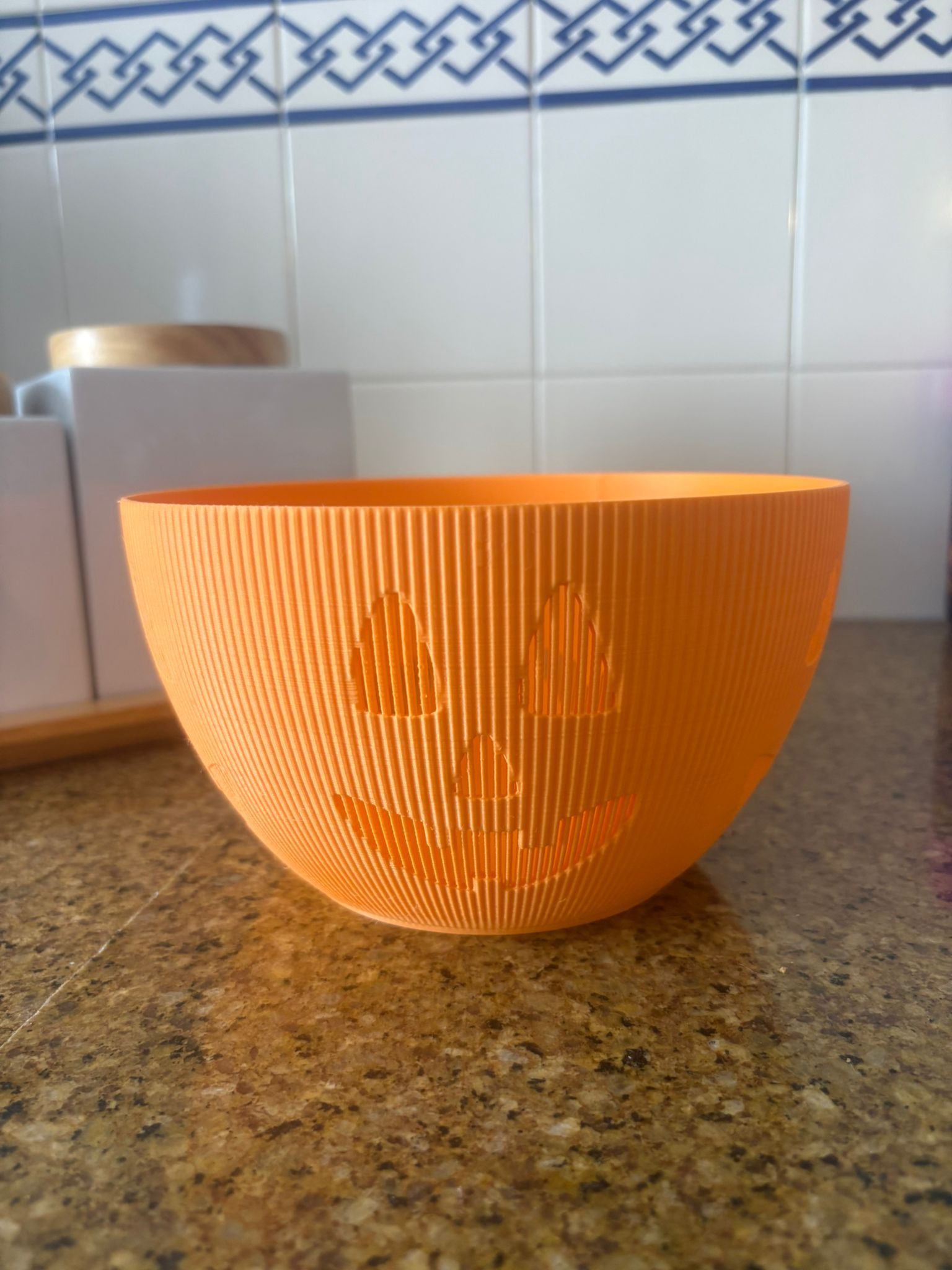 Taça para doces com abóboras de Halloween